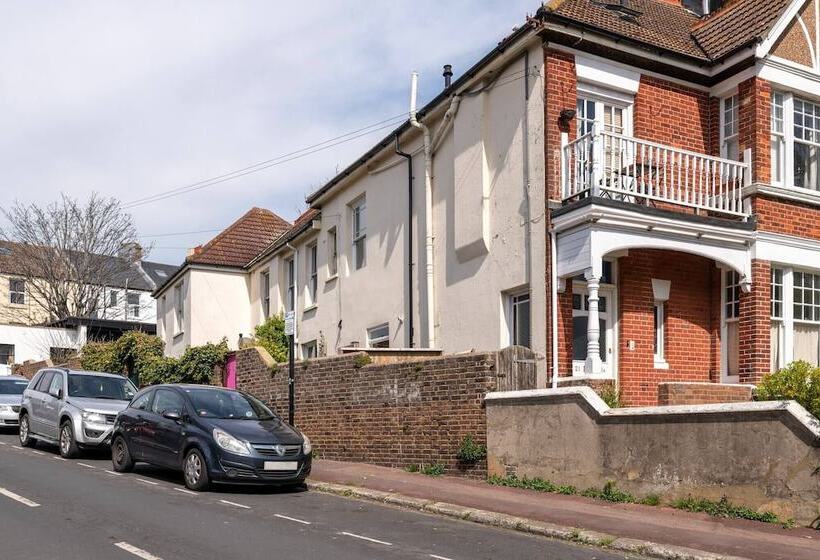 Bright And Beautiful City Cottage With Courtyard