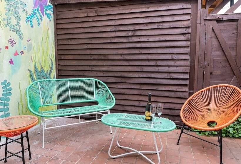 Bright And Beautiful City Cottage With Courtyard