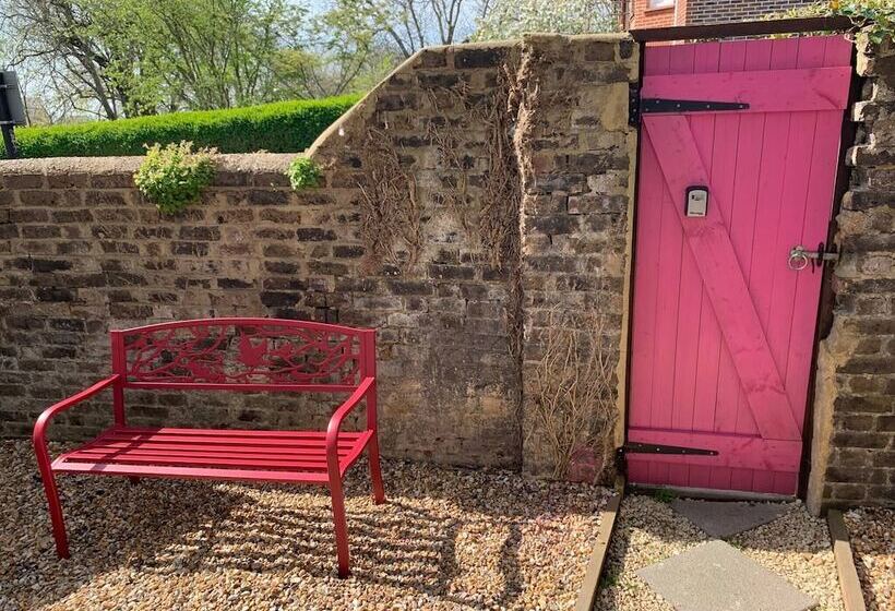 Bright And Beautiful City Cottage With Courtyard