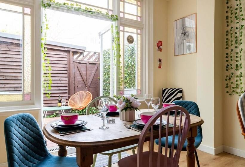 Bright And Beautiful City Cottage With Courtyard