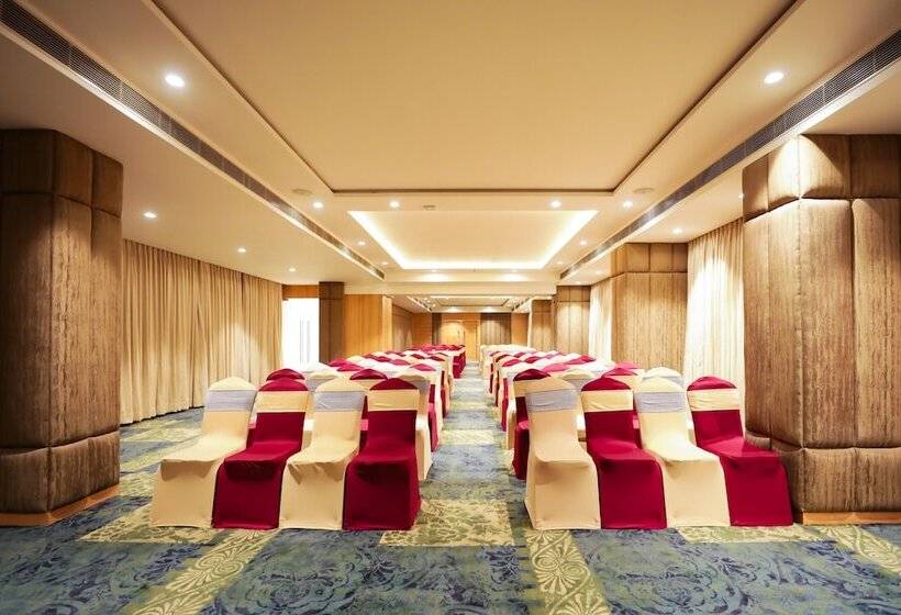 בית מלון כפרי Regenta Suites Gurugram, Sohna Road, Sector 49