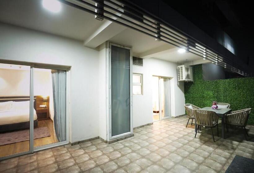 בית מלון כפרי Regenta Suites Gurugram, Sohna Road, Sector 49