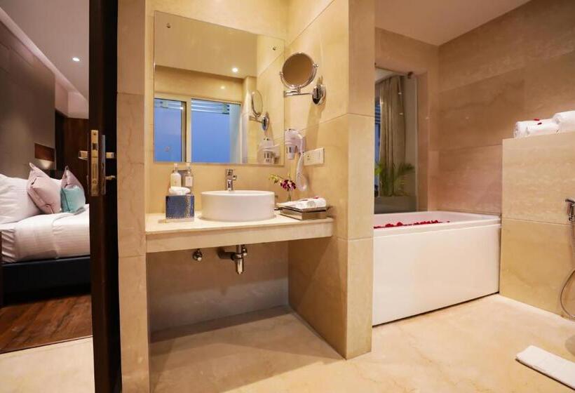 בית מלון כפרי Regenta Suites Gurugram, Sohna Road, Sector 49