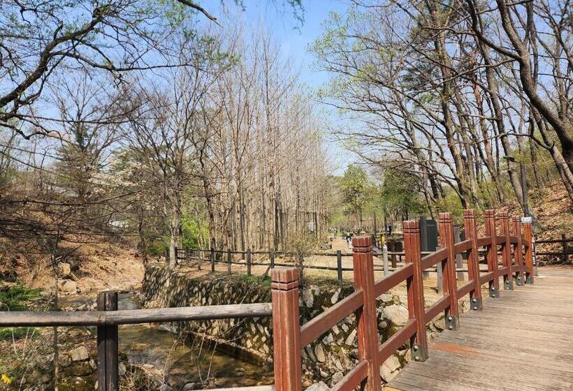 Iriru Luxury Hanok Stay   Eunpyung Hanok Village