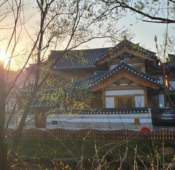 Iriru Luxury Hanok Stay   Eunpyung Hanok Village