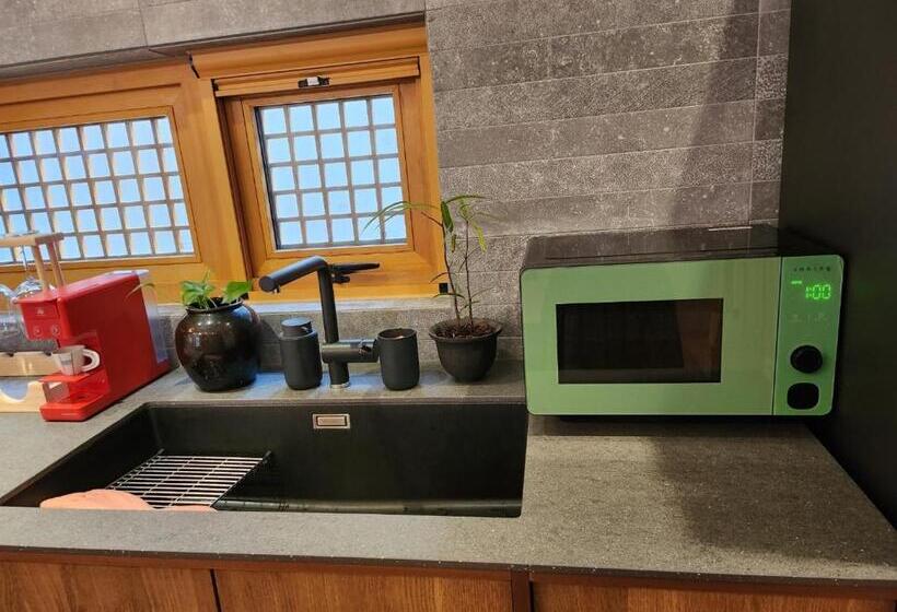 Iriru Luxury Hanok Stay   Eunpyung Hanok Village