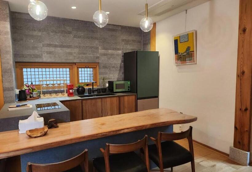 Iriru Luxury Hanok Stay   Eunpyung Hanok Village