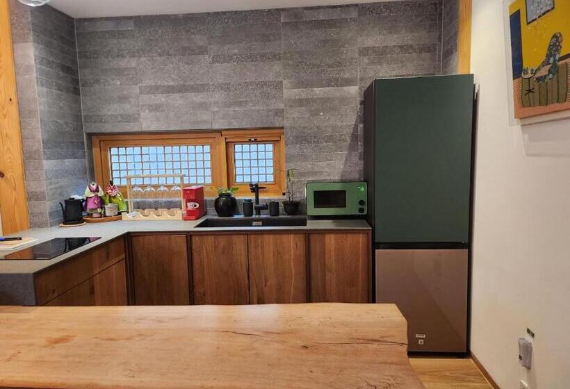 Iriru Luxury Hanok Stay   Eunpyung Hanok Village