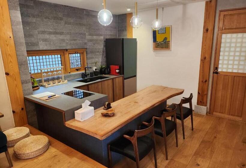 Iriru Luxury Hanok Stay   Eunpyung Hanok Village