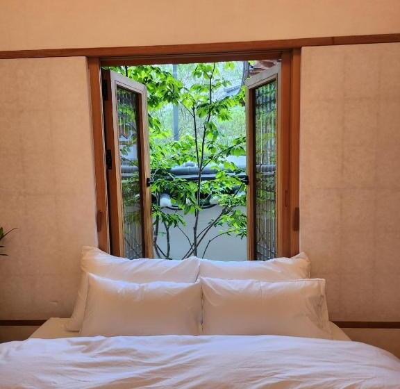 Iriru Luxury Hanok Stay   Eunpyung Hanok Village
