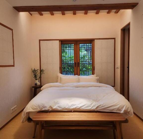 Iriru Luxury Hanok Stay   Eunpyung Hanok Village