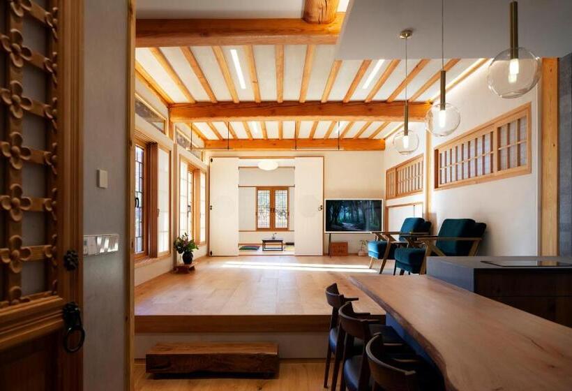 Iriru Luxury Hanok Stay   Eunpyung Hanok Village