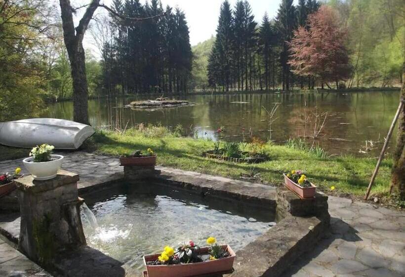 Propriete Bordee D Etangs, Propice A La Detente