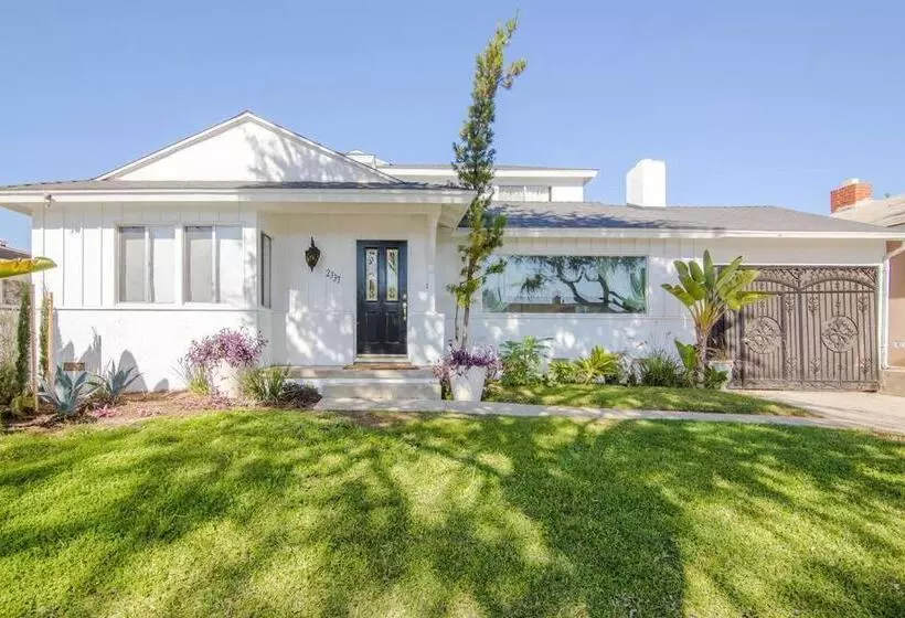 The Simply Luxe Home In The City Of Champions With Fire Pit & Large Backyard 5bd 3bth 10 Minutes To