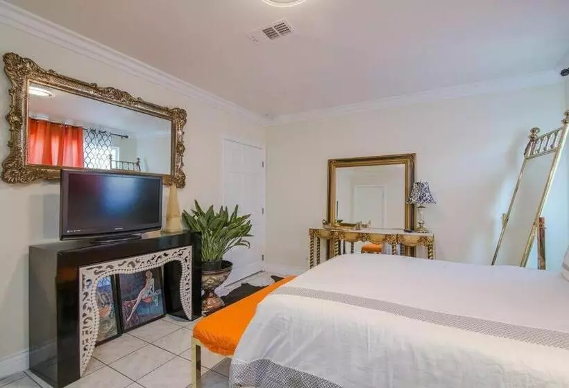 The Simply Luxe Home In The City Of Champions With Fire Pit & Large Backyard 5bd 3bth 10 Minutes To