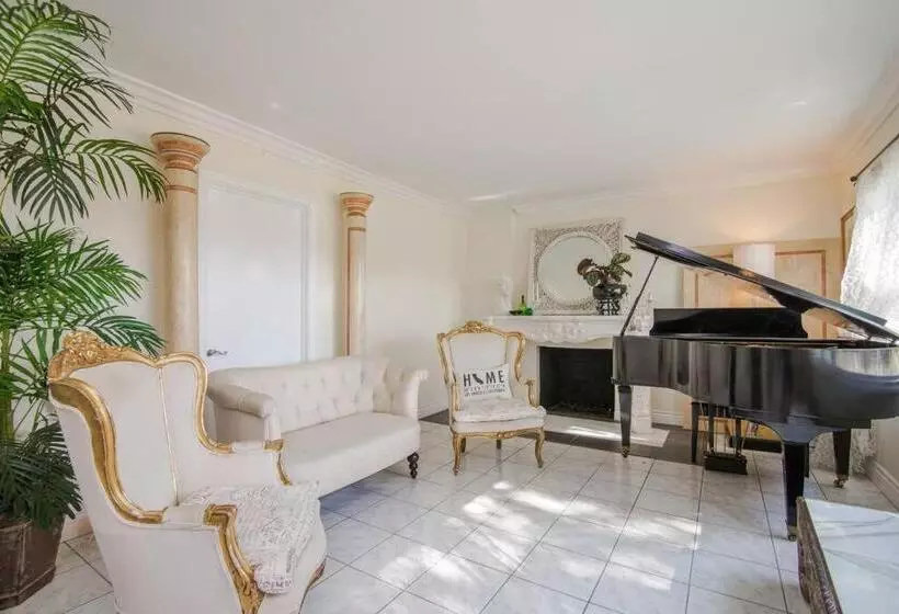 The Simply Luxe Home In The City Of Champions With Fire Pit & Large Backyard 5bd 3bth 10 Minutes To