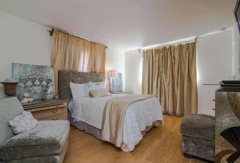 The Simply Luxe Home In The City Of Champions With Fire Pit & Large Backyard 5bd 3bth 10 Minutes To