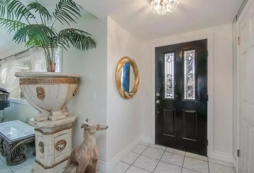 The Simply Luxe Home In The City Of Champions With Fire Pit & Large Backyard 5bd 3bth 10 Minutes To