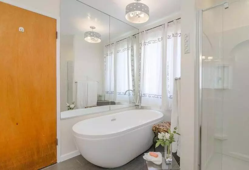 The Simply Luxe Home In The City Of Champions With Fire Pit & Large Backyard 5bd 3bth 10 Minutes To