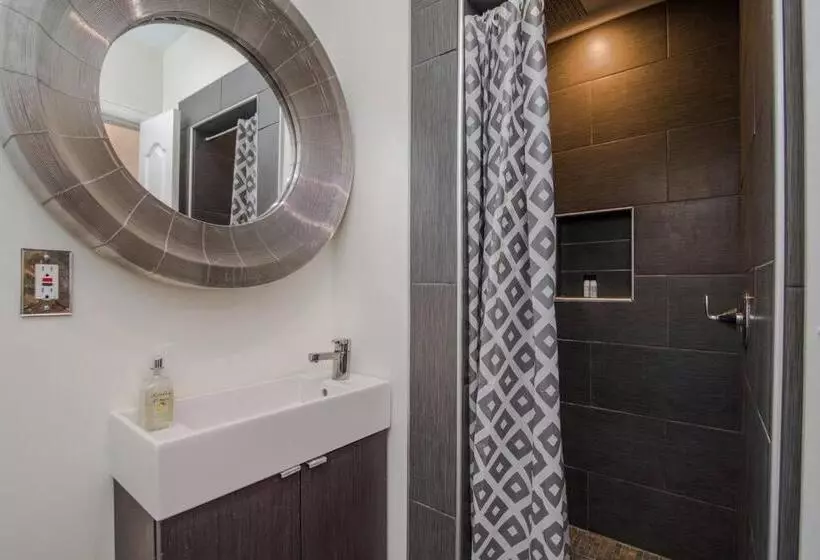 The Simply Luxe Home In The City Of Champions With Fire Pit & Large Backyard 5bd 3bth 10 Minutes To