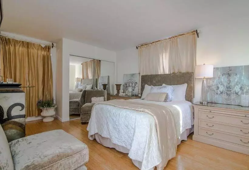 The Simply Luxe Home In The City Of Champions With Fire Pit & Large Backyard 5bd 3bth 10 Minutes To