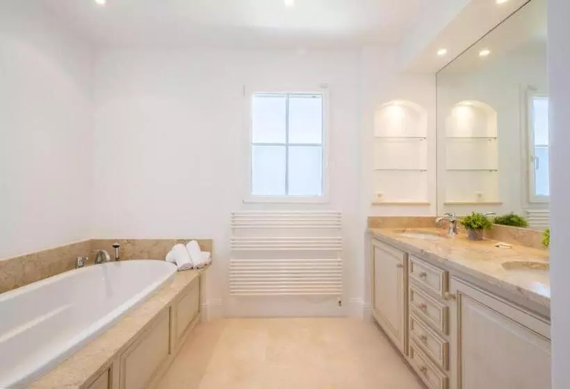 Jewel Of 280m With Infinity Pool In Absolute Calm