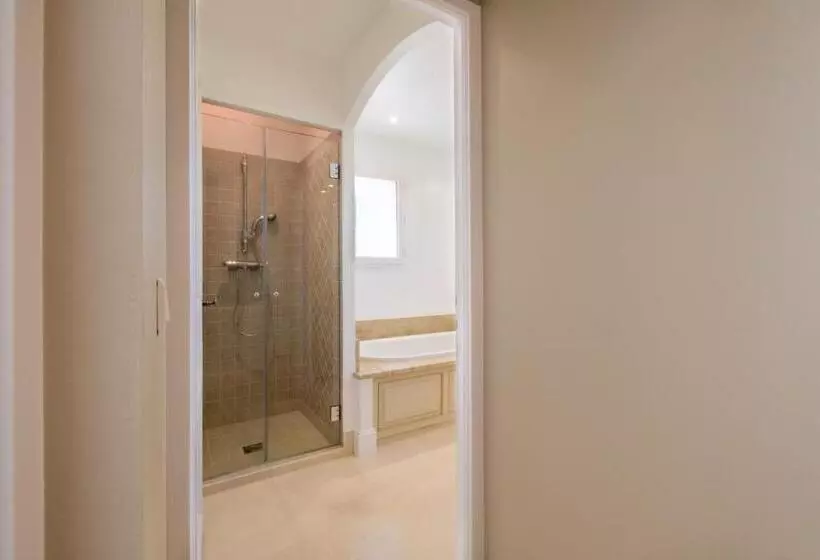 Jewel Of 280m With Infinity Pool In Absolute Calm