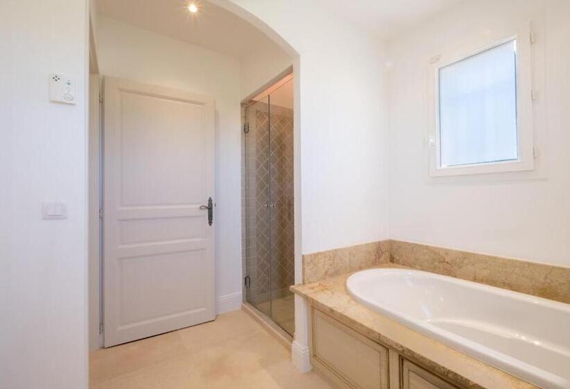 Jewel Of 280m With Infinity Pool In Absolute Calm