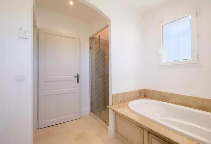 Jewel Of 280m With Infinity Pool In Absolute Calm