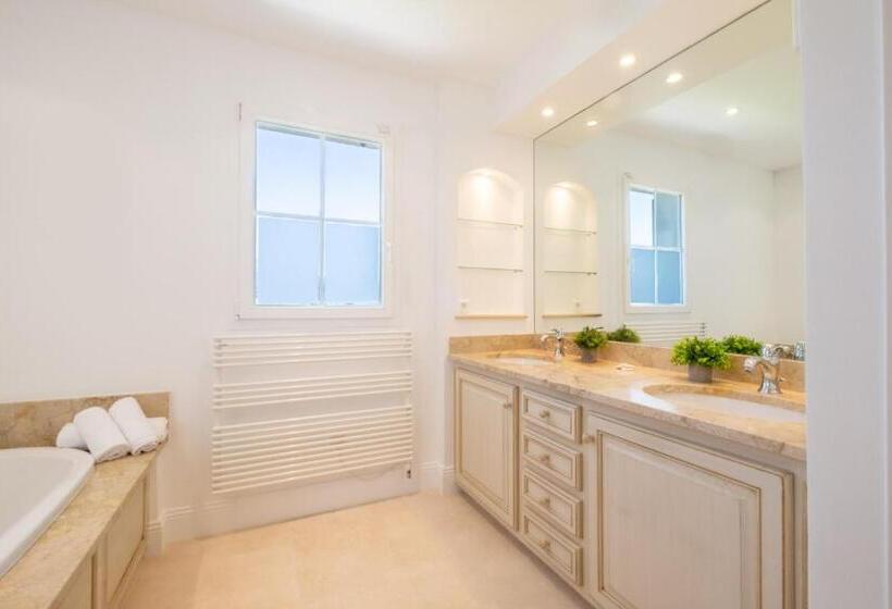 Jewel Of 280m With Infinity Pool In Absolute Calm