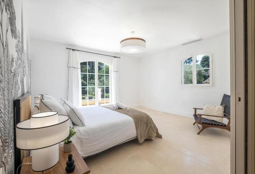 Jewel Of 280m With Infinity Pool In Absolute Calm