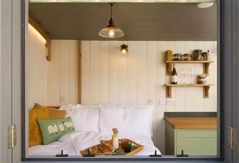 Luxury Shepherd Hut On Small South Hams Farm, Devon
