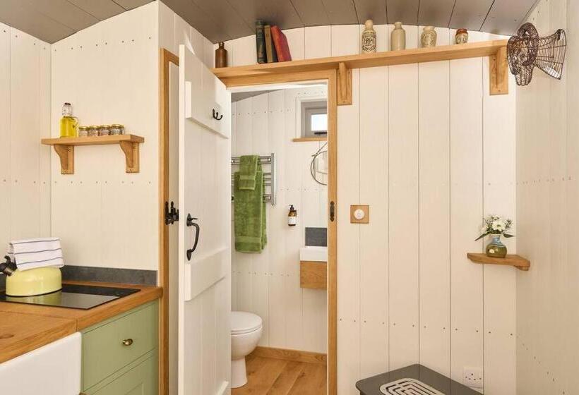Luxury Shepherd Hut On Small South Hams Farm, Devon
