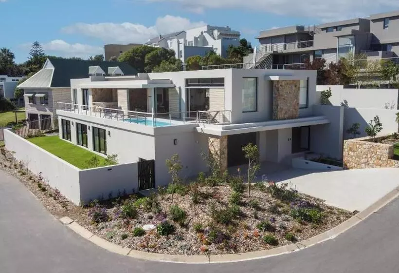 Sunset Villa   Brand New Home 200m From The Beach