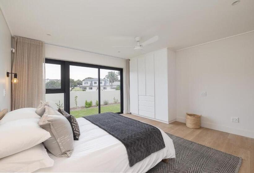 Sunset Villa   Brand New Home 200m From The Beach