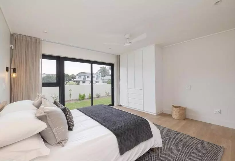 Sunset Villa   Brand New Home 200m From The Beach