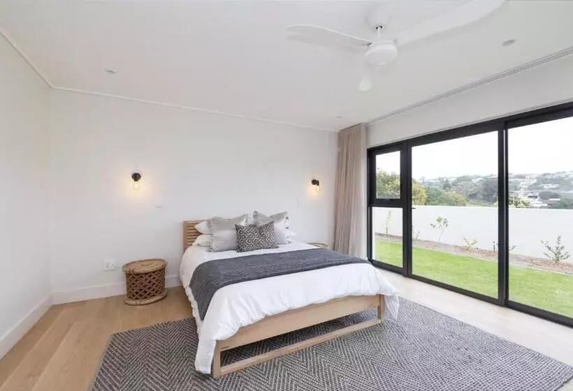 Sunset Villa   Brand New Home 200m From The Beach