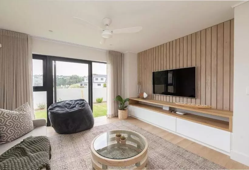 Sunset Villa   Brand New Home 200m From The Beach