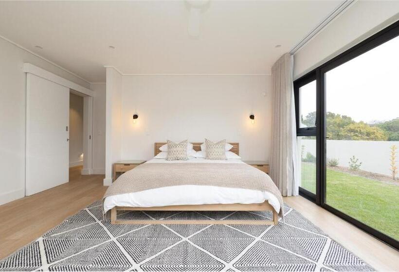 Sunset Villa   Brand New Home 200m From The Beach