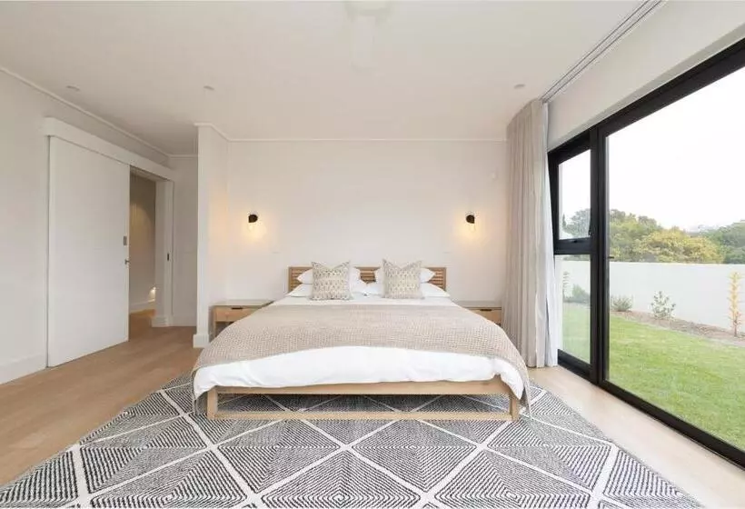 Sunset Villa   Brand New Home 200m From The Beach