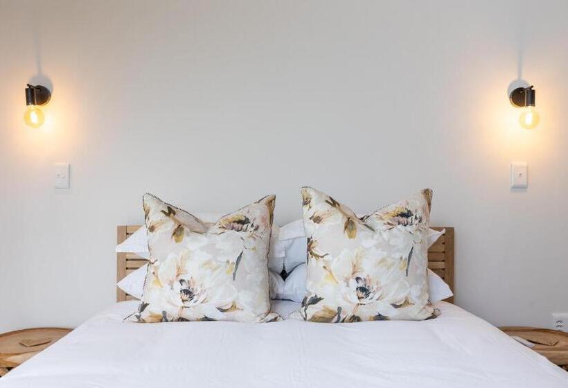 Sunset Villa   Brand New Home 200m From The Beach