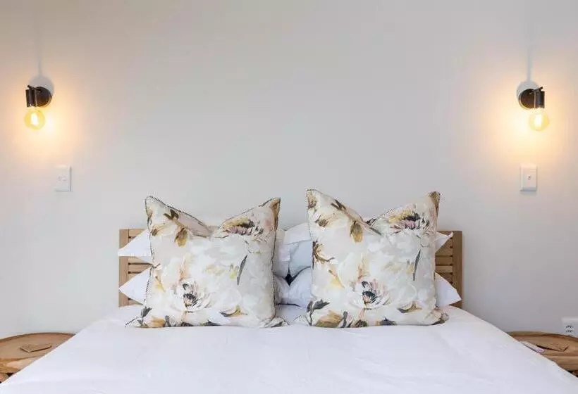 Sunset Villa   Brand New Home 200m From The Beach