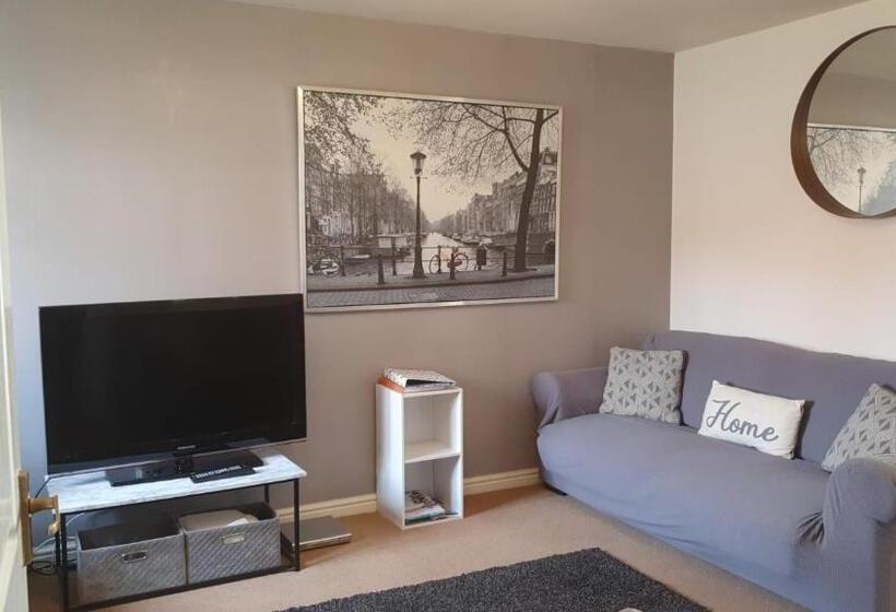 Larkspur House In West Midlands