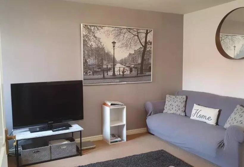 Larkspur House In West Midlands