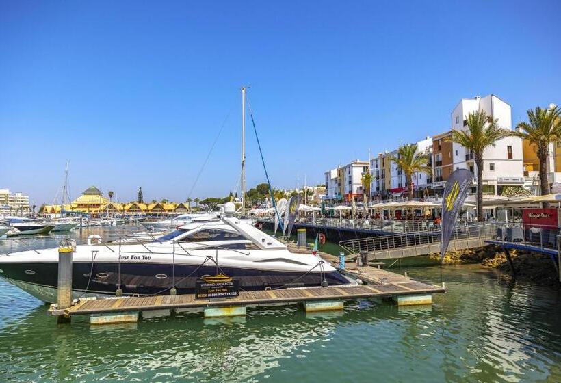 Penthouse Apartment With Large Terrace, Pool & Garden