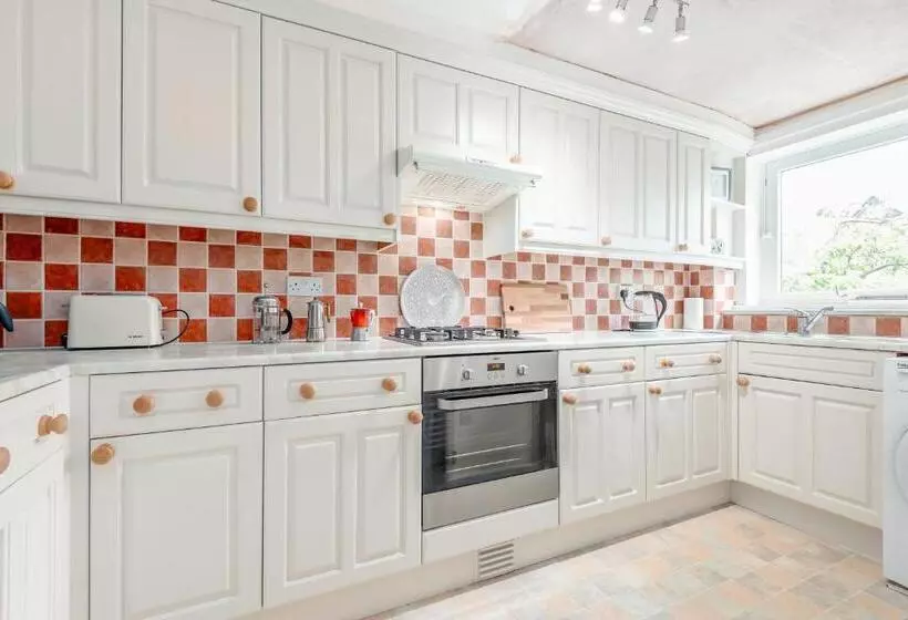 The Cooperage Garden Apartment   1 Bed 1 Bath   Near Harbour