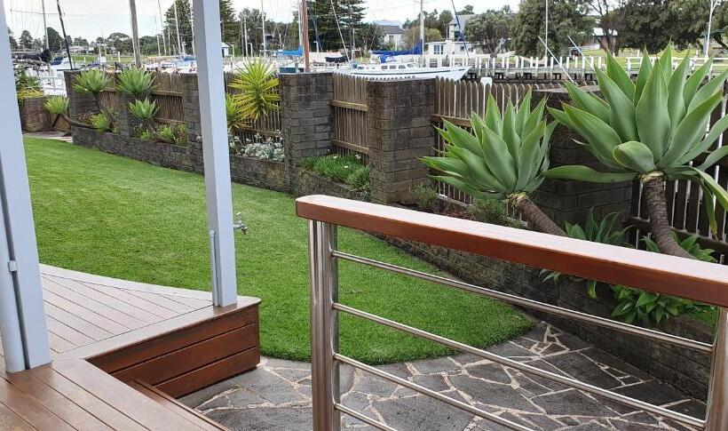 The Boatshed Waterfront B&b