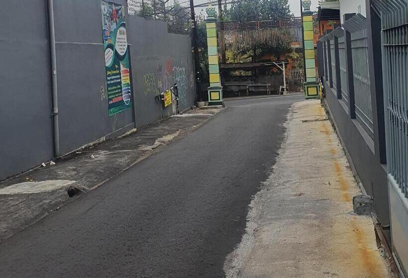 Hotell Anind Guest House Near Museum Angkut Batu Redpartner