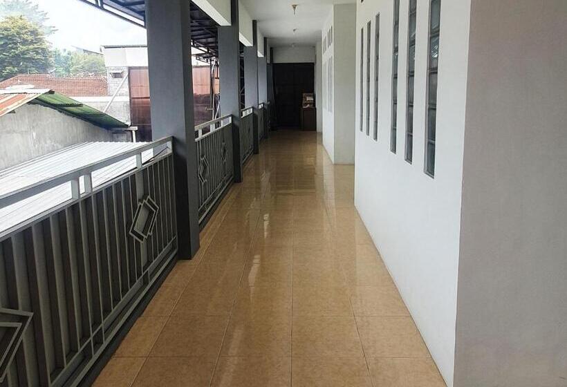 Hotell Anind Guest House Near Museum Angkut Batu Redpartner