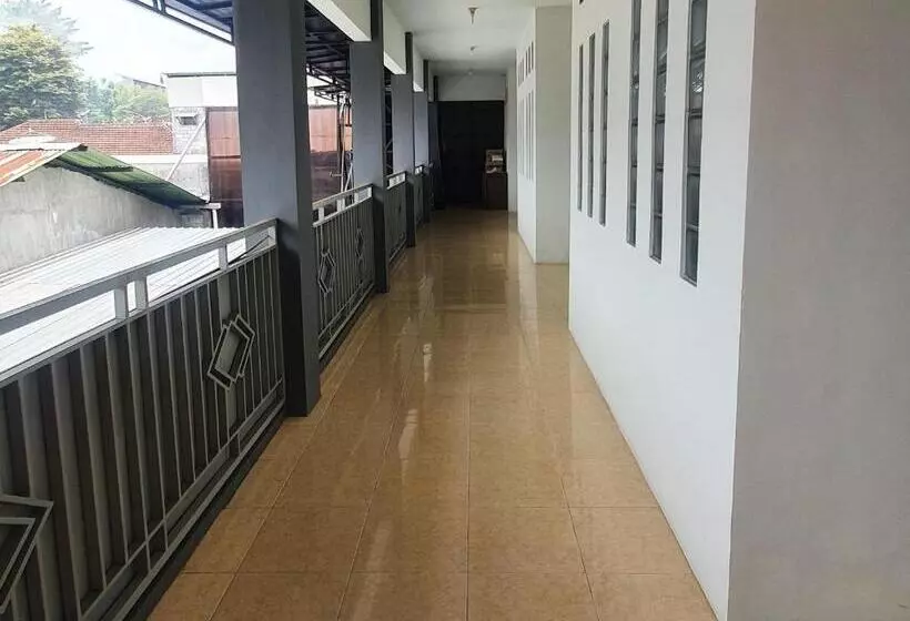 ホテル Anind Guest House Near Museum Angkut Batu Redpartner